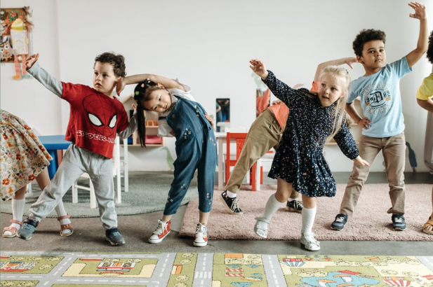 Group of young children participating in a guided movement activity during paediatric therapy in Kiama Downs, supporting regulation, coordination, and social skills.